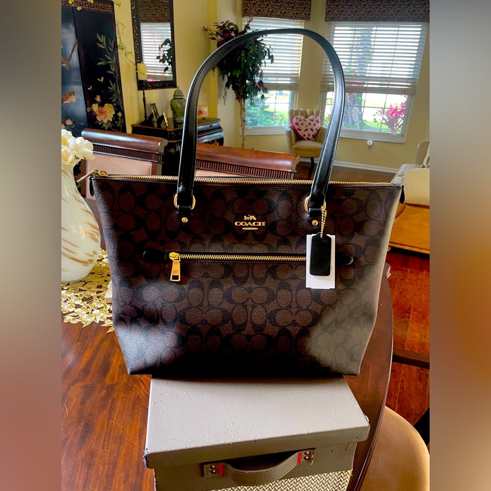 Coach Gallery Tote in Signature Canvas